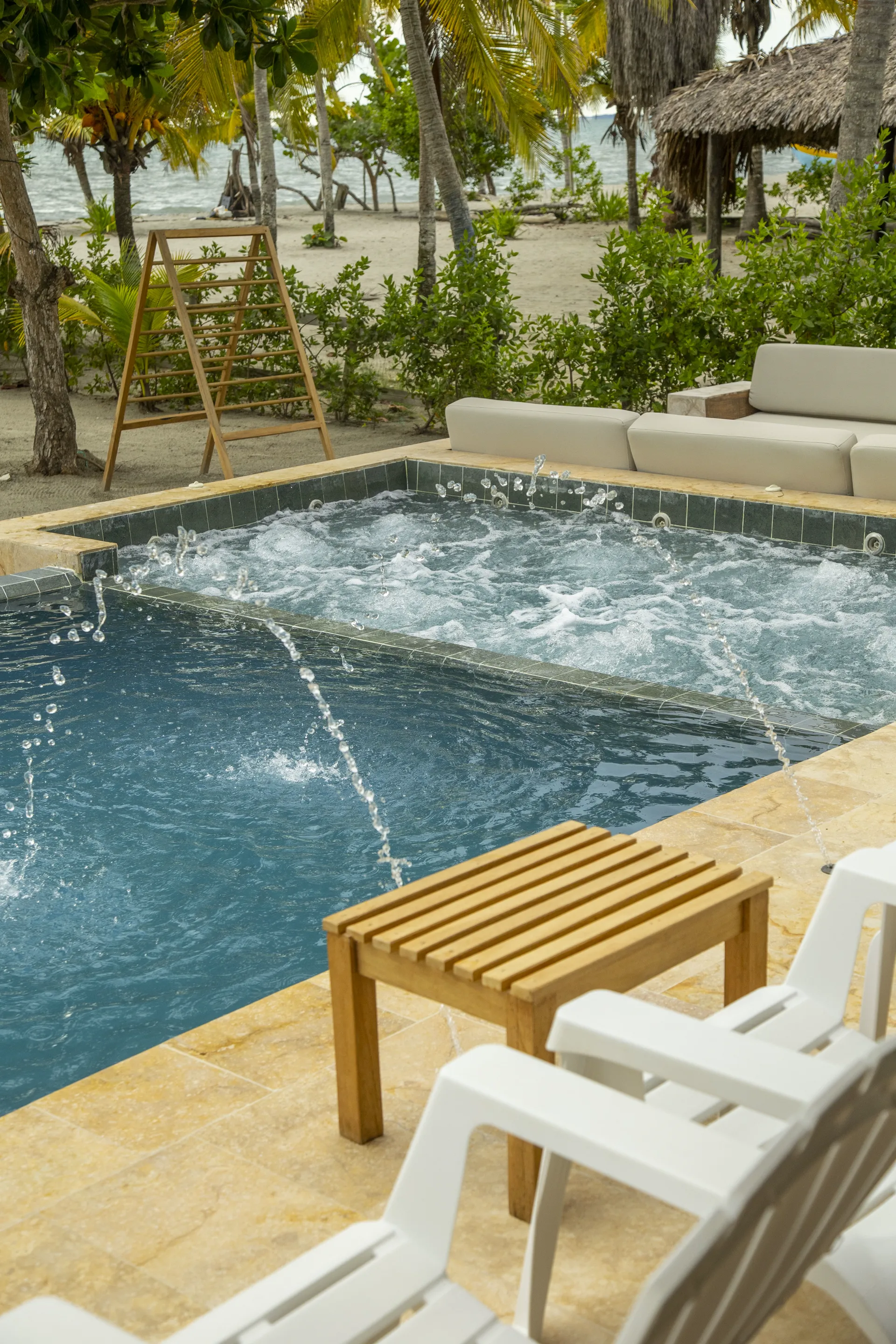 La piscina de Casa Ámbar abierta hacia el mar