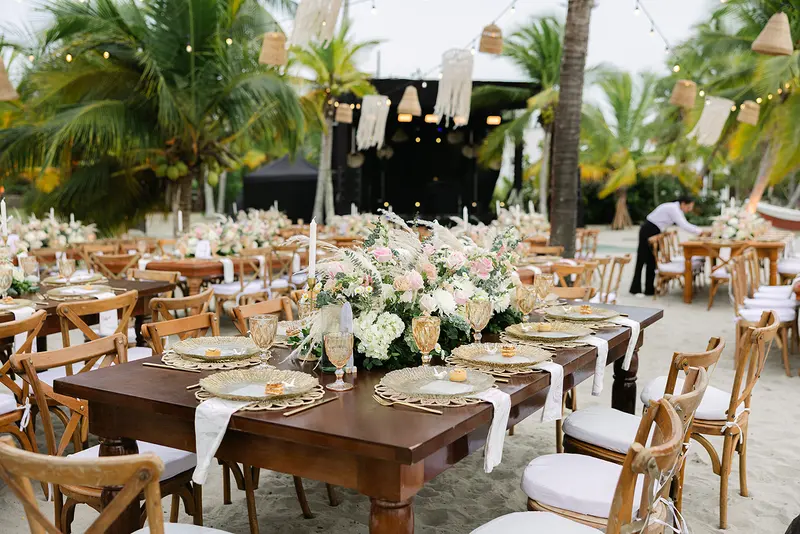 Mesa de celebración en la playa
