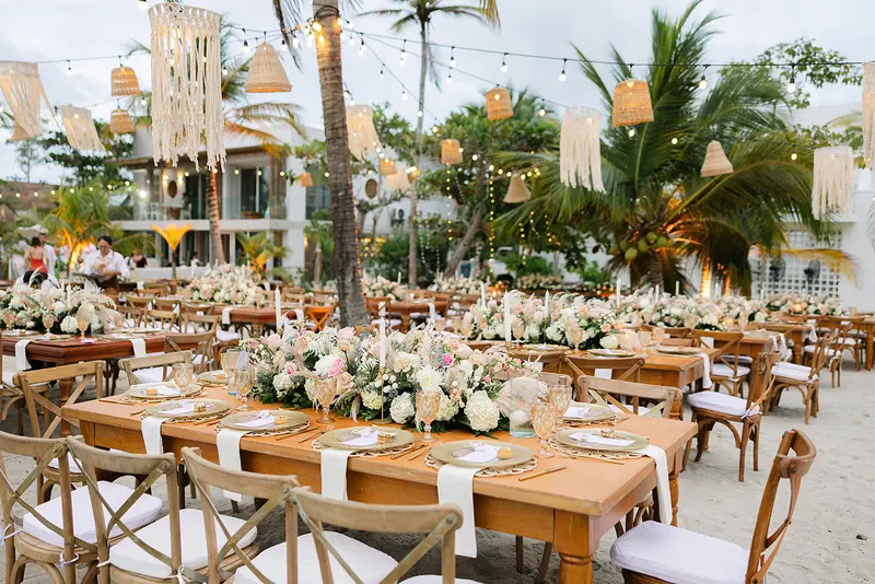 Banquete bajo las palmeras