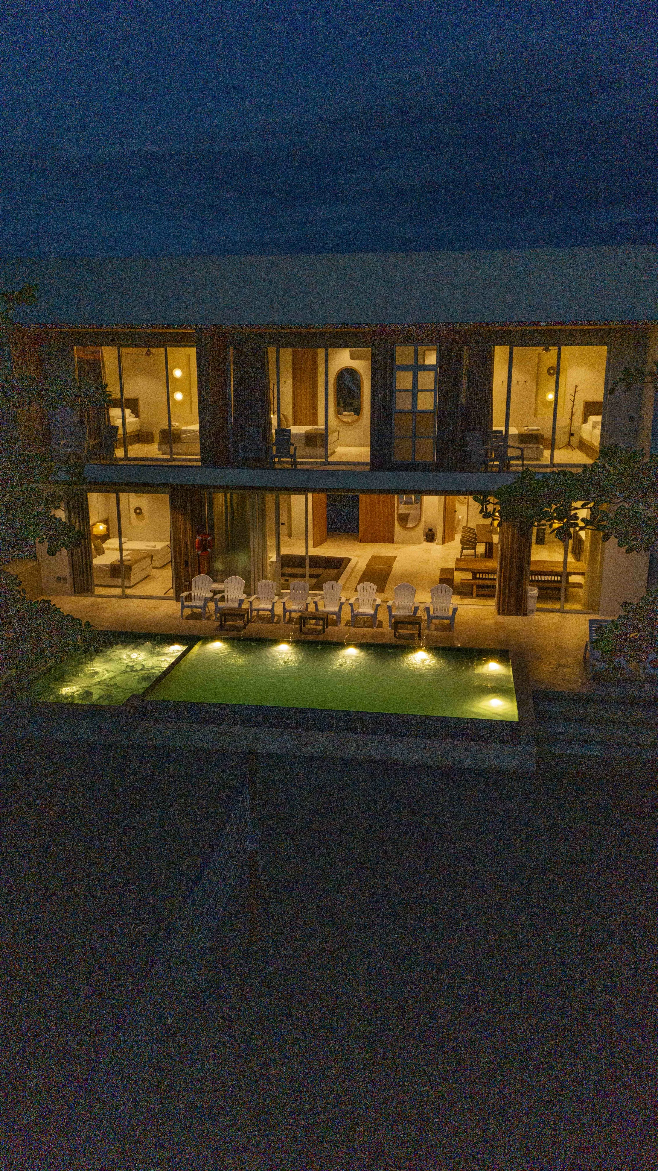 Casa Ámbar de noche
